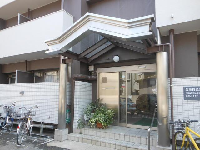 渋谷本町マンションのエントランス| 