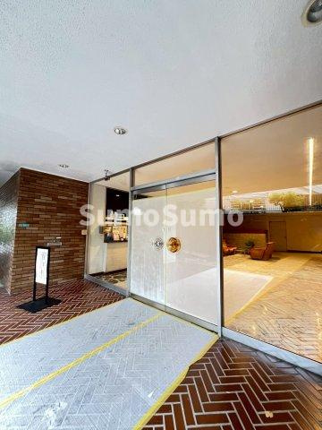 碑文谷マンションのエントランス|建物の内部です