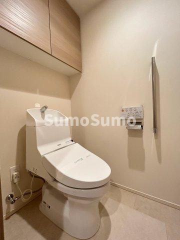 目黒第一マンションズのトイレ|落ち着いた色調のトイレです