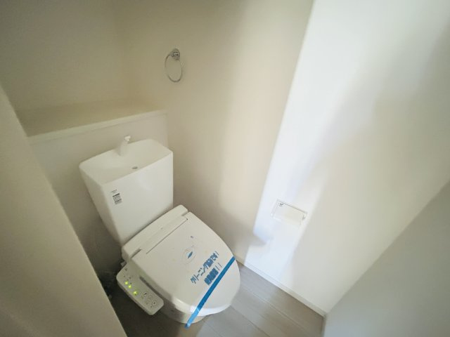 新築　前橋市北代田町2期　1号棟のトイレ|現地写真　節水タイプのウォシュレット付きトイレ、水道料節約に一役買います！
