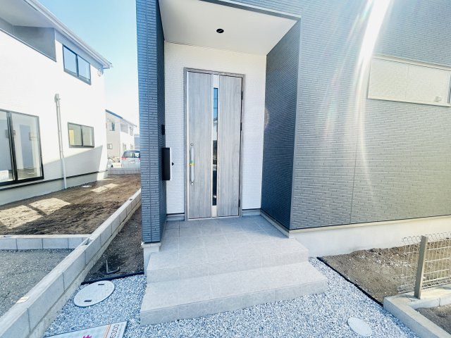 新築　前橋市北代田町2期　1号棟の玄関|現地写真　ポストと一体型のTVモニターホンでセキュリティ安心！
