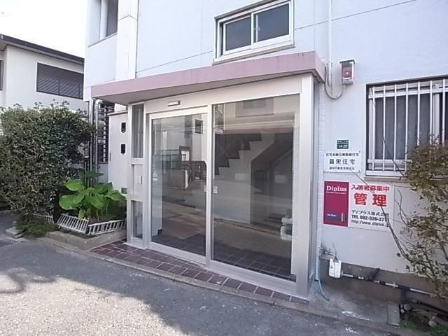 昌栄マンションのエントランス
