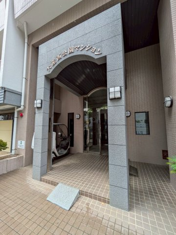 大産西公園マンションのエントランス