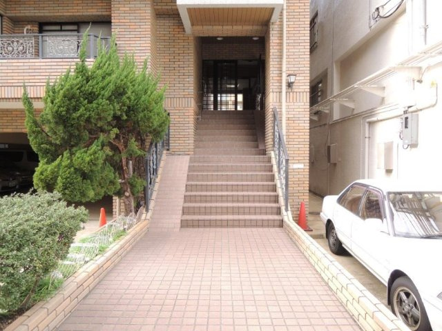 第二小林ビルのエントランス