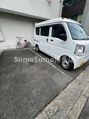 新谷ビルの駐車場|駐車場に車を止められます