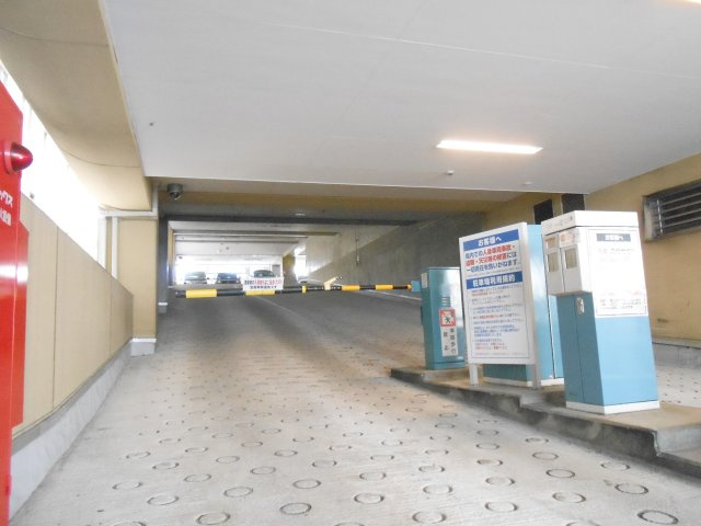 天神プレイス WEST棟の駐車場