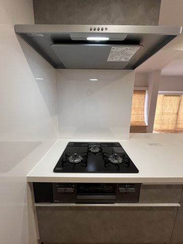 リーベスト小笹のキッチン|三口コンロは効率よく家事ができて便利ですよ♪