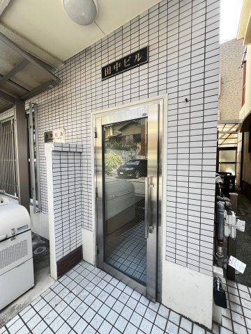 田中ビルのエントランス