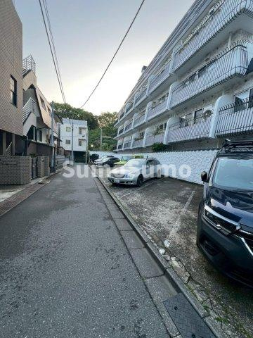 秀和第二神宮レジデンスの駐車場|車をお持ちの方に嬉しい駐車場付きの物件です