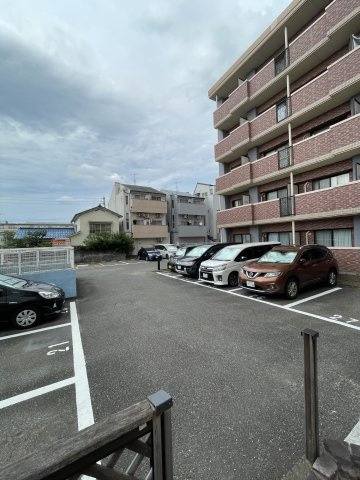 大産鳥飼マンションの駐車場