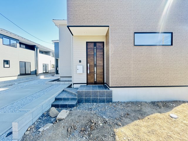 新築　前橋市北代田町2期　2号棟の玄関|現地写真　ポストと一体型のTVモニターホンでセキュリティ安心！

