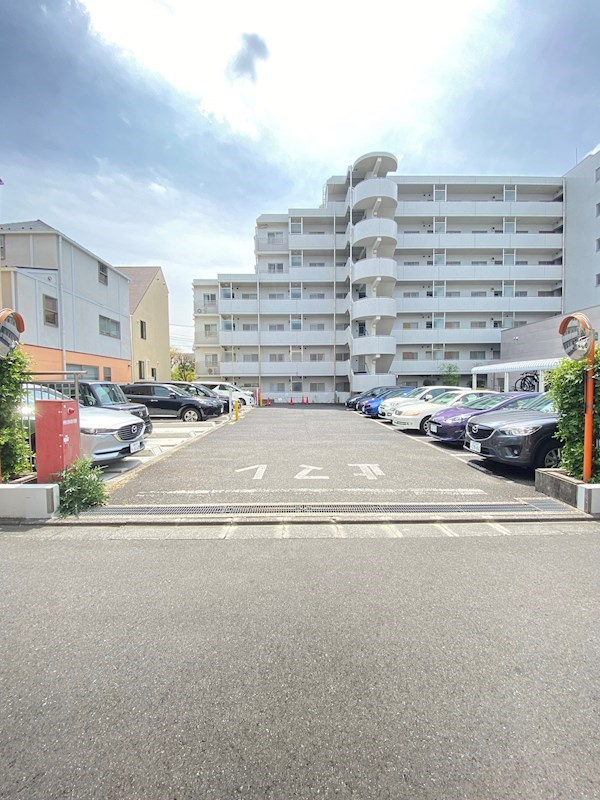 目黒本町マンションの駐車場