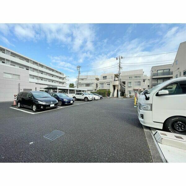 目黒本町マンションの駐車場