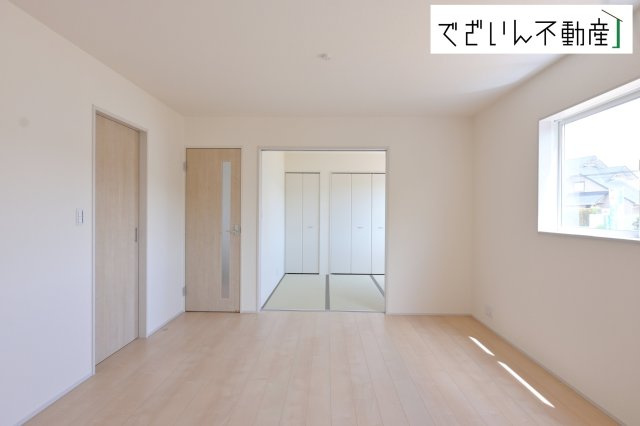 【居間・リビング】 | Livele Garden.S熊谷市中恩田　新築住宅 | ≪1号棟≫和室と隣接したリビングは、遊び場にもお昼寝スペースにも。育児と家族時間が無理なく両立できる、優しい間取りです。
現地(2026年5月撮影)