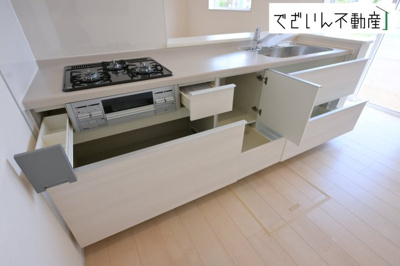 【キッチン】 | Livele Garden.S熊谷市中恩田　新築住宅 | ご家族みんなで調理ができる位のスペースを実現したキッチン空間となっております。みんなで作った料理を召し上がりながらの会話は、自然と笑いが絶えない空間がそこに広がります。
現地(2026年5月撮影)