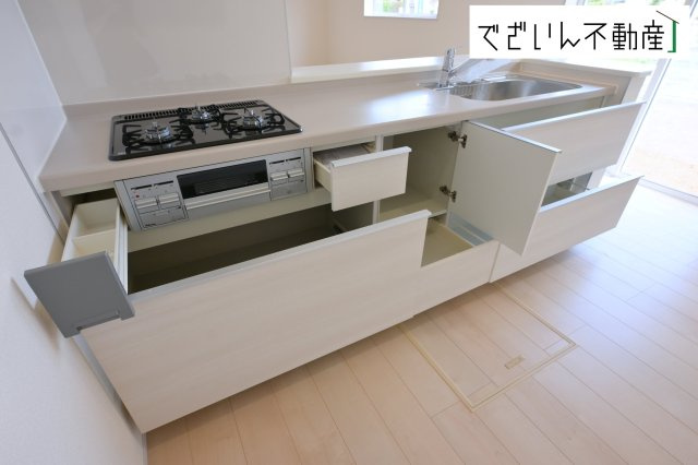【キッチン】 | Livele Garden.S熊谷市中恩田　新築住宅 | ご家族みんなで調理ができる位のスペースを実現したキッチン空間となっております。みんなで作った料理を召し上がりながらの会話は、自然と笑いが絶えない空間がそこに広がります。
現地(2026年5月撮影)