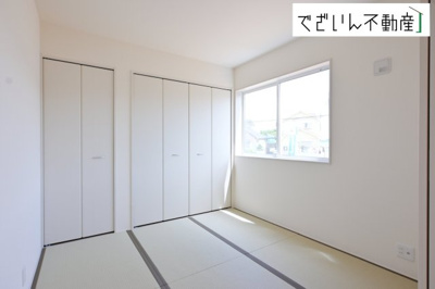 【和室】 | Livele Garden.S熊谷市中恩田　新築住宅 | ≪1号棟≫時にはリビングのフローリングやソファではなく、ゆったりと畳の上で過ごしたいものです。陽光が照らし出す畳が美しい和室です。
現地(2026年5月撮影)