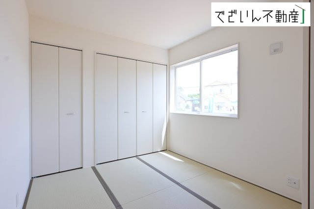 【和室】 | Livele Garden.S熊谷市中恩田　新築住宅 | ≪1号棟≫時にはリビングのフローリングやソファではなく、ゆったりと畳の上で過ごしたいものです。陽光が照らし出す畳が美しい和室です。
現地(2026年5月撮影)