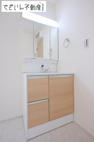 【独立洗面台】 | Livele Garden.S熊谷市中恩田　新築住宅 | ≪1号棟≫朝の支度も家族並んでスムーズに。洗面台の広さと収納力が、忙しい毎日を支えてくれます。
現地(2026年5月撮影)