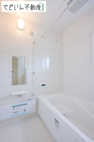 【浴室】 | Livele Garden.S熊谷市中恩田　新築住宅 | ≪1号棟≫清潔感のあるバスルームは、忙しい毎日の中でほっと一息つける場所。育児の合間に、心も体もリセットできる大切な時間が生まれます。
現地(2026年5月撮影)