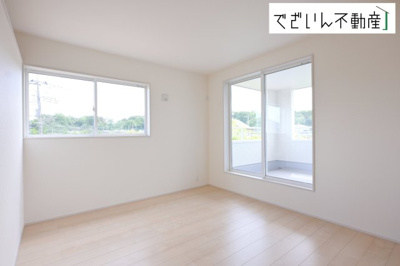 【洋室】 | Livele Garden.S熊谷市中恩田　新築住宅 | ≪1号棟≫夫婦の寝室としても使える落ち着いた居室。育児の合間にほっと一息つける、静かな時間を守ってくれます。
現地(2026年5月撮影)