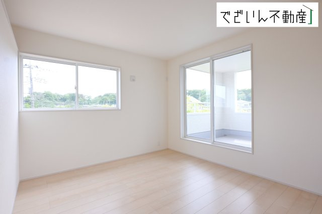 【洋室】 | Livele Garden.S熊谷市中恩田　新築住宅 | ≪1号棟≫夫婦の寝室としても使える落ち着いた居室。育児の合間にほっと一息つける、静かな時間を守ってくれます。
現地(2026年5月撮影)