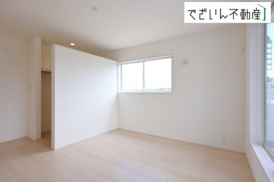【洋室】 | Livele Garden.S熊谷市中恩田　新築住宅 | ≪1号棟≫各部屋に収納が充実しているから、片付けがラク。季節用品もすっきり収まり、生活感を隠せます。
現地(2026年5月撮影)