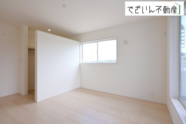 【洋室】 | Livele Garden.S熊谷市中恩田　新築住宅 | ≪1号棟≫各部屋に収納が充実しているから、片付けがラク。季節用品もすっきり収まり、生活感を隠せます。
現地(2026年5月撮影)