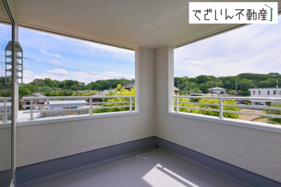 【バルコニー】 | Livele Garden.S熊谷市中恩田　新築住宅 | ≪1号棟≫ずっと太陽を感じる事ができるのは、遮るものが視界に無いから。彼方に広がる風景が絵画のように広がります。
現地(2026年5月撮影)