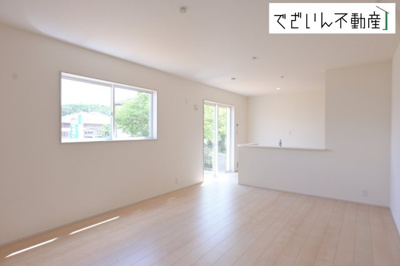 【居間・リビング】 | Livele Garden.S熊谷市中恩田　新築住宅 | ≪1号棟≫センスが求められるプライベート空間だからこそ、自分の個性を飾るにふさわしい癒しと寛ぎの空間を演出します。
現地(2026年5月撮影)