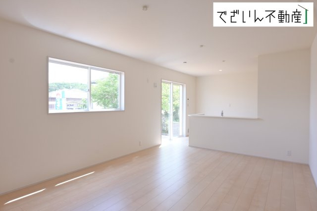 【居間・リビング】 | Livele Garden.S熊谷市中恩田　新築住宅 | ≪1号棟≫センスが求められるプライベート空間だからこそ、自分の個性を飾るにふさわしい癒しと寛ぎの空間を演出します。
現地(2026年5月撮影)
