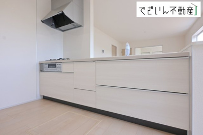 【キッチン】 | Livele Garden.S熊谷市中恩田　新築住宅 | ≪1号棟≫共働きでも無理なく使える効率的なレイアウト。夕食の準備も、家族の会話を楽しみながら進められる、心地よいキッチンです。
現地(2026年5月撮影)