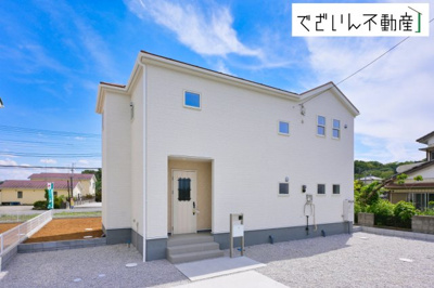 【外観】 | Livele Garden.S熊谷市中恩田　新築住宅 | ≪1号棟≫街並みに馴染む、シンプルで洗練された佇まい。暮らしにちょっとした遊び心を添えてくれるお家です。
現地(2026年5月撮影)