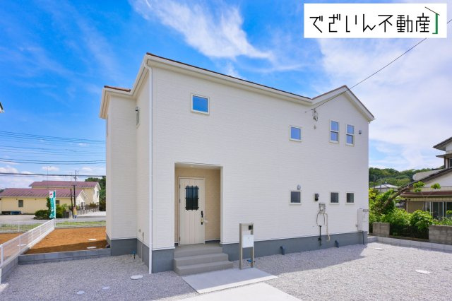 【外観】 | Livele Garden.S熊谷市中恩田　新築住宅 | ≪1号棟≫街並みに馴染む、シンプルで洗練された佇まい。暮らしにちょっとした遊び心を添えてくれるお家です。
現地(2026年5月撮影)
