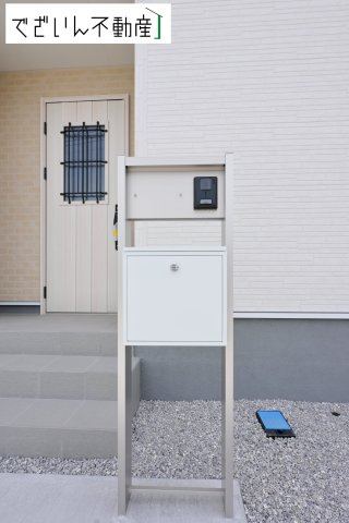 【玄関】 | Livele Garden.S熊谷市中恩田　新築住宅 | ≪1号棟≫玄関前にTVモニター付インターホンのあるPOSTがあります。来客時にモニターで確認できるので安心です。
現地(2026年5月撮影)