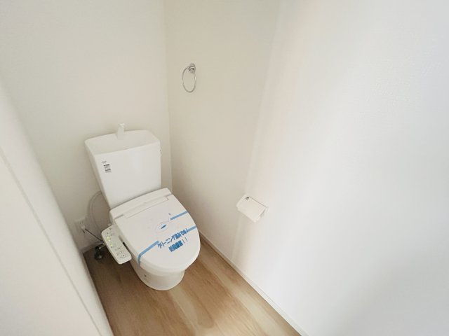 新築　前橋市北代田町2期　3号棟のトイレ|現地写真　節水タイプのウォシュレット付きトイレ、水道料節約に一役買います！
