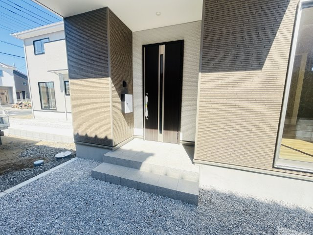新築　前橋市北代田町2期　3号棟の玄関|現地写真　ポストと一体型のTVモニターホンでセキュリティ安心！
