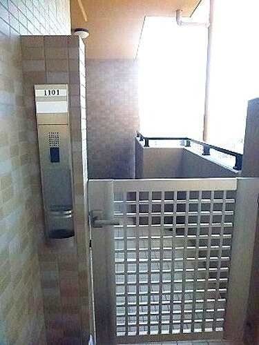 サーパス県立劇場前の玄関