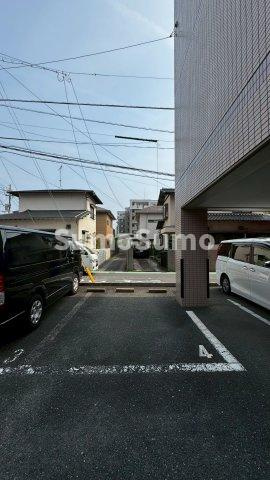 高木町2高木ビルの駐車場|車をお持ちの方に嬉しい駐車場付きの物件です