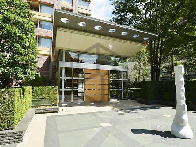 青山パークタワーのエントランス