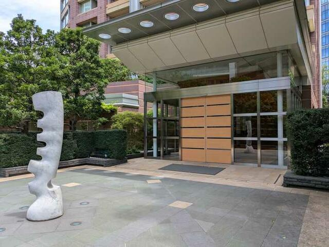 青山パークタワーのエントランス