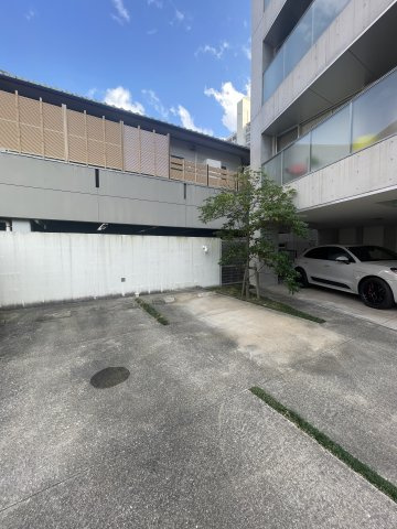 赤坂ラテの駐車場