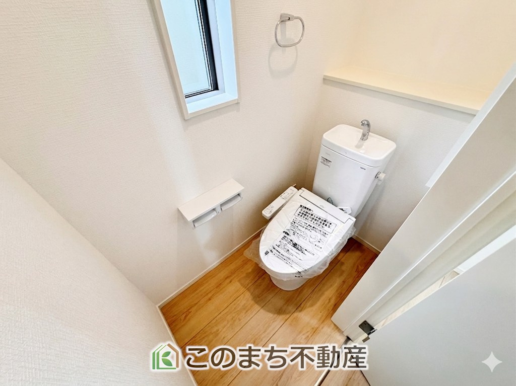 CRADLEGARDEN壬生町安塚第5のトイレ|小窓から換気ができて清潔なトイレスペース☆