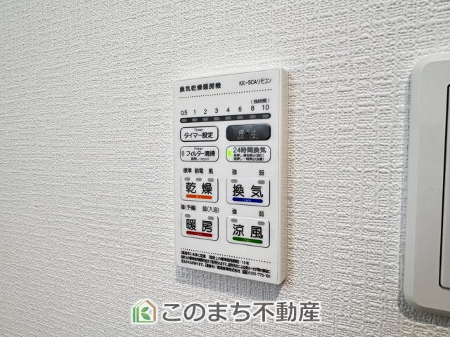 CRADLEGARDEN壬生町安塚第5の設備|雨の日や湿気の多い梅雨時期など、洗濯物が乾き難い時期に重宝する浴室換気乾燥機。乾燥機能だけではなく、冬場の浴室内の寒暖差を緩和する暖房機能も標準装備。ヒートショック対策に一役買います。