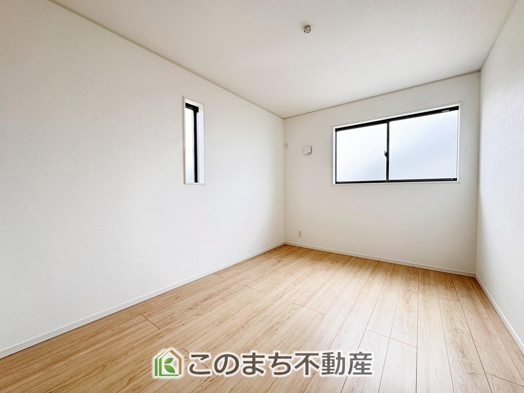 CRADLEGARDEN壬生町安塚第5の洋室|洋室はお手入れのしやすいフローリング仕様です。普段はフロアモップなどを使って、簡単にお掃除していただけます◎