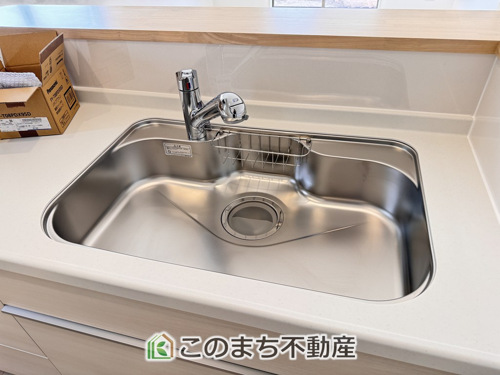 CRADLEGARDEN壬生町安塚第5のキッチン|ビルトイン型浄水器を内蔵したキッチン水栓。お米を研いだり、野菜を洗ったりするときなど用途に応じてワンタッチで浄水に切り替えが可能です。カートリッジ式なので、フィルターを簡単に交換する事が出来ます。
