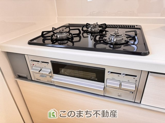 CRADLEGARDEN壬生町安塚第5のキッチン|三ツ口コンロ採用で、同時調理もスムーズ◎！お料理を並べられるカウンター付きで、配膳・片付けをサポート！リビングで過ごすご家族とコミュニケーションを楽しみながら作業可能です♪