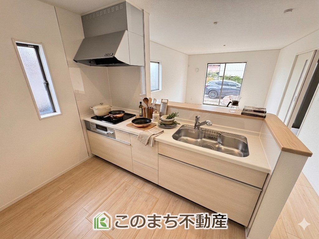 CRADLEGARDEN壬生町安塚第5のキッチン|人気の対面式キッチン☆料理をしながらご家族とコミュニケーションが取れます♪家具・什器・調度品・植栽・カーテンなどはCG加工しております。販売価格には含まれません。