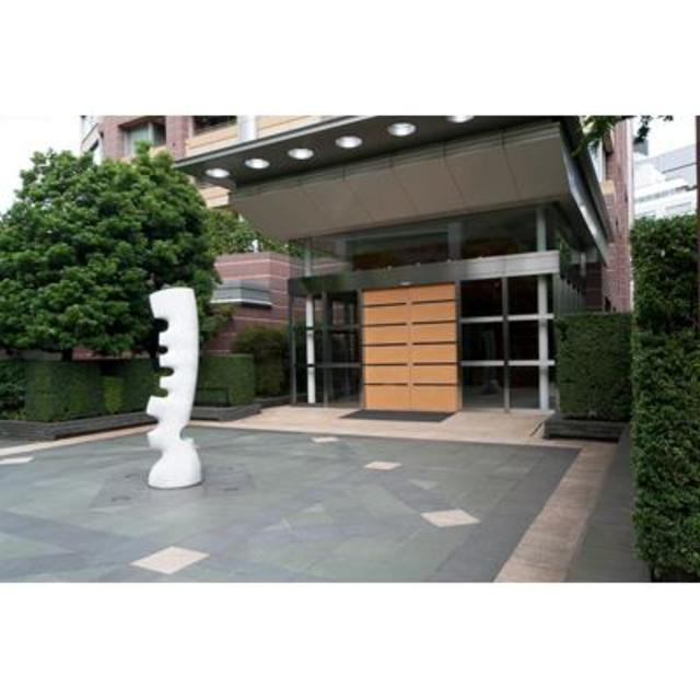 青山パークタワーのエントランス| 