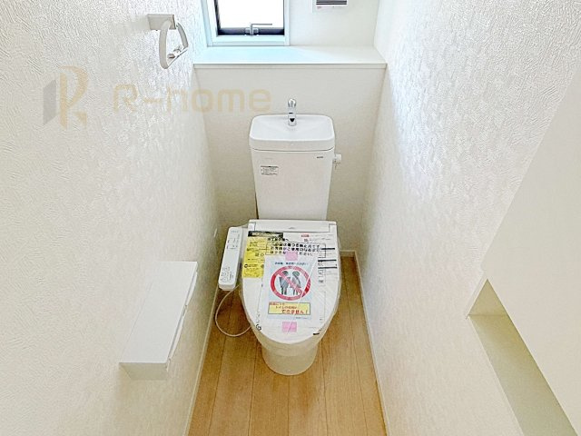 石岡市鹿の子第1　新築戸建て　1号棟のトイレ|温水洗浄便座付きのトイレ。
トイレが２ヵ所設置で朝の忙しい時間でも安心です。